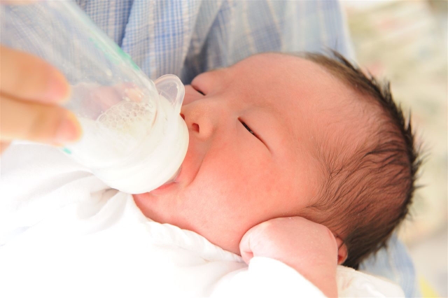 新生児の母乳とミルクの順番 混合のときの間隔と飲ませる量 主婦の生活ブログ